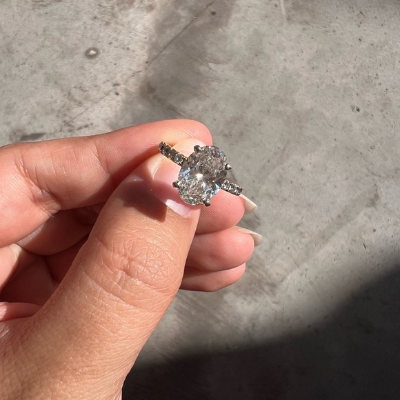 Elegant Rose Gold Diamond Ring - Picture 3 of 6